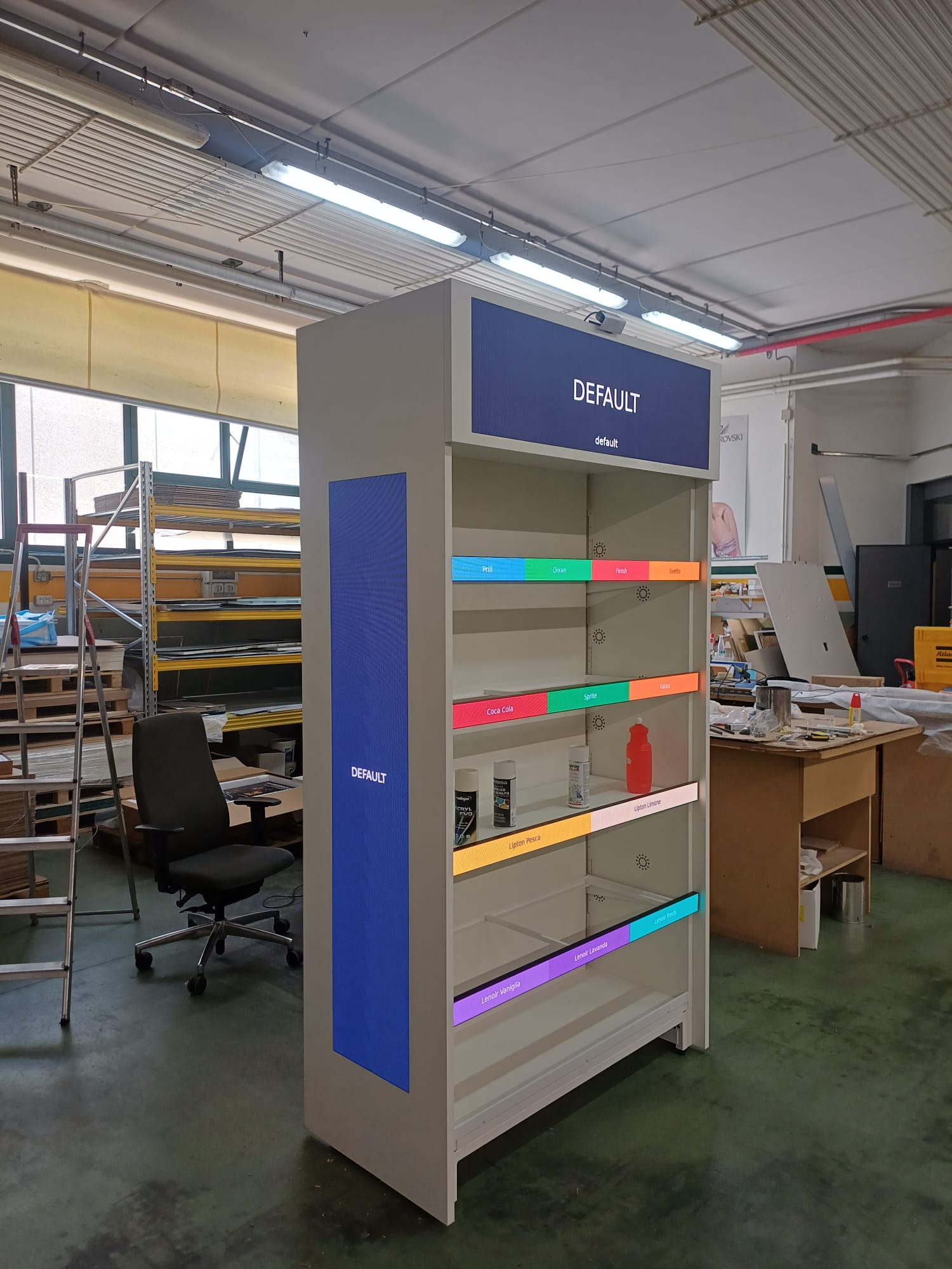 The Connected Display: a retail shelving unit with a digital fronton, side screen, illuminated digital shelf edges and a camera mounted above the fronton.